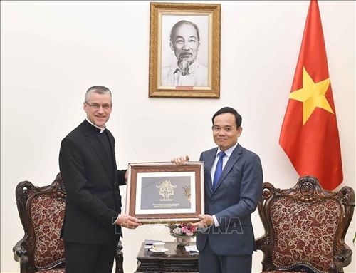 Phó thủ tướng Trần Lưu Quang tiếp Thứ trưởng Ngoại giao Tòa thánh Vatican